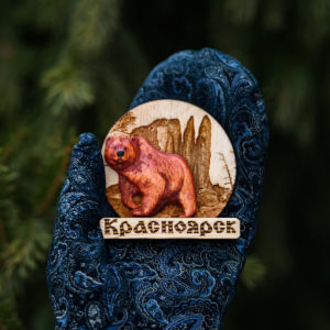 Магнит деревянный объёмный. Медведь на столбах